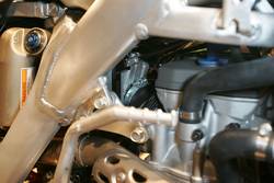 Оригинальный корпус дроссельных заслонок Keihin, используемый в системе впрыска топлива, хорошо спрятан за рамой.